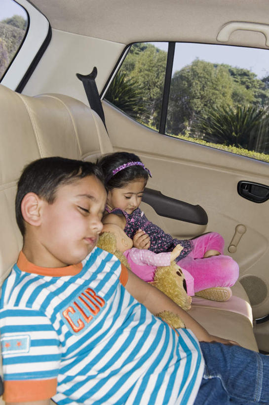 儿童,两个人,伙伴,朋友,躺,闭眼,摸,睡,竖图,室内,白天,侧面,友谊,纯洁,植物,窗户,汽车,玩具,椅子,亚洲,抚摸,服装,休闲装,玻璃窗,车,树,树木,小孩,衣服,绿色,蓝天,天空,自然,玩具熊,交通工具,轿车,天,休闲,休闲服,可爱,童年,童趣,服饰,毛绒玩具,布娃娃,生长,成长,童真,烂漫,无邪,卧着,天真,友情,男孩,男人,男性,女孩,女人,女性,亚洲人,印度人,闭眼睛,闭着眼,闭着眼睛,触摸,接触,困,困觉,寝息,睡觉,躺着,卧,彩图,全身,男生,女生