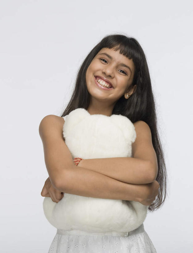 儿童,一个人,站,抱,笑,微笑,露齿笑,竖图,室内,白天,白色背景,正面,纯洁,玩具,亚洲,仅一个女性,仅一个人,服装,注视,休闲装,小孩,衣服,玩具熊,观察,看,站着,仅一个小孩,休闲,休闲服,可爱,童年,童趣,摄影,服饰,布娃娃,影棚,抱着,观看,察看,搂着,关注,童真,烂漫,无邪,天真,女孩,女人,女性,亚洲人,印度人,孩子,搂,搂抱,半身,彩图,影棚拍摄,拍摄,女生