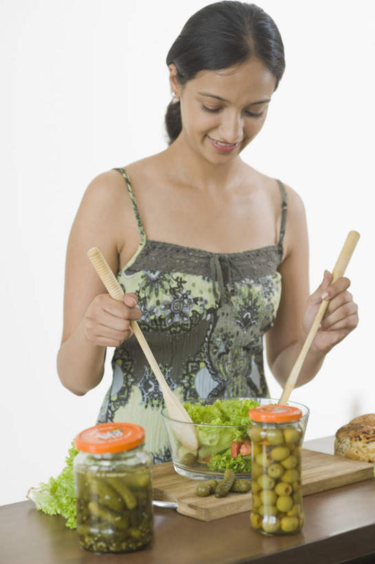 一个人,站,笑,微笑,露齿笑,竖图,室内,白天,白色背景,正面,裙子,餐桌,桌子,萝卜,胡萝卜,蔬菜,吊带,玻璃,亚洲,仅一个女性,仅一个人,握,连衣裙,服装,新鲜,木勺,勺子,生菜,食品,拿,拿着,注视,吊带衫,玻璃制品,砧板,食物,衣服,瓶子,调羹,汤匙,碗,观察,看,站着,仅一个中年女性,握着,摄影,服饰,有机食品,绿色食品,影棚,餐台,观看,半身裙,吊带裙,察看,衣着,穿着,关注,腌黄瓜,衣饰,女人,女性,中年女性,亚洲人,印度人,红萝卜,甘荀,半身,彩图,影棚拍摄,拍摄