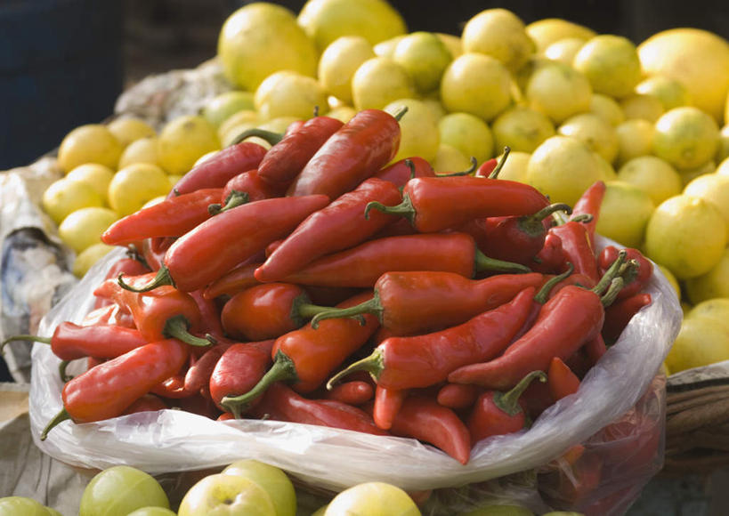 无人,菜场,横图,俯视,室外,特写,白天,购物,消费,柑橘,辣椒,蔬菜,水果,一排,许多,阴影,朦胧,模糊,新鲜,光线,摊位,影子,食品,集市,市场,货摊,食物,排列,阳光,金融,有机食品,绿色食品,队列,选购,贸易,辣角,红海椒,大椒,辣虎,广椒,菜市,橘子,桔子,橙子,橙,辣子,红辣椒,海椒,番椒,彩图,高角度拍摄,菜市场