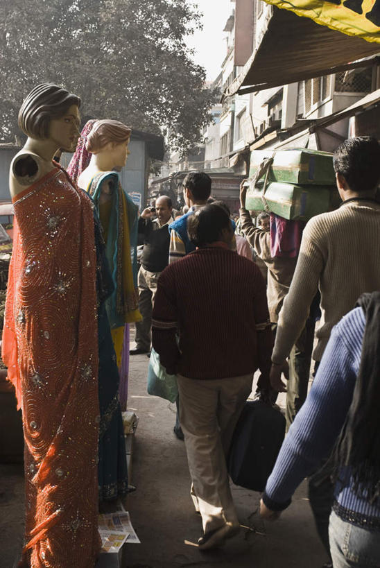 模特,家,站,竖图,室外,白天,民族服装,树林,植物,街道,印度,亚洲,握,包,书包,纸箱,房屋,屋子,许多人,拿,拎,拿着,楼房,住宅,树,树木,背面,绿色,蓝天,天空,自然,背包,模型,箱子,天,扛,站着,一群人,握着,生长,成长,南亚,包装箱,纱丽,印度共和国,德里,扛在肩上,男人,男性,女人,女性,中年男性,中年女性,亚洲人,印度人,模特儿,半身,彩图,传统服装,民俗服,房子,双肩包,拎着