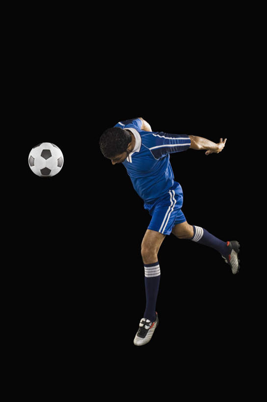 一个人,运动员,站,竖图,室内,白天,正面,运动服,足球,亚洲,仅一个男性,仅一个人,黑色背景,足球装备,顶,注视,运动器械,仅一个年轻男性,一个,低头,观察,看,站着,健身器械,摄影,影棚,单个,观看,察看,关注,健身器材,头球,蹴鞠,足球运动,男人,男性,年轻男性,亚洲人,印度人,体育运动员,运动选手,彩图,全身,影棚拍摄,拍摄,运动器材