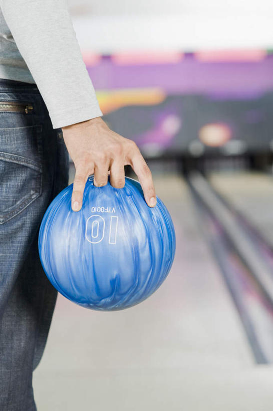 一个人,站,竖图,室内,特写,白天,锻炼,游戏,运动,保龄球,地板,亚洲,仅一个男性,仅一个人,握,朦胧,模糊,保龄球馆,地面,速度,拿,玩,拿着,娱乐,运动器械,木地板,球,仅一个年轻男性,一个,背面,站着,休闲,健身器械,力量,平衡,握着,单个,技巧,协调,健身器材,灵敏,柔韧,趣味,耐力,抗争,指孔,体育,地滚球,男人,男性,年轻男性,亚洲人,印度人,玩耍,嬉戏,半身,彩图,健身,运动器材