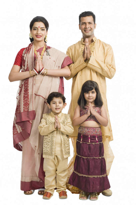 儿童,四个人,家庭,夫妻,母亲,父亲,女儿,儿子,站,笑,微笑,露齿笑,竖图,室内,白天,白色背景,正面,民族服装,爱情,纯洁,亚洲,浪漫,祝福,注视,虔诚,小孩,观察,看,祈祷,双手合十,站着,温暖,温馨,父女,父子,母女,母子,一家人,恩爱,父爱,可爱,母爱,童年,童趣,恋人,摄影,服饰,影棚,观看,飘逸,和睦,察看,庄重,关注,感谢,追求,合掌,童真,烂漫,无邪,纱丽,合十礼,合掌礼,合十,莲华合掌,感恩,雅致,纱丽服,清婉,妍丽,天真,男孩,男人,男性,年轻男性,年轻女性,女孩,女人,女性,亚洲人,印度人,孩子,年轻人,夫妇,情侣,彩图,全身,影棚拍摄,传统服装,民俗服,拍摄,伴侣,融洽,男生,女生,奢华