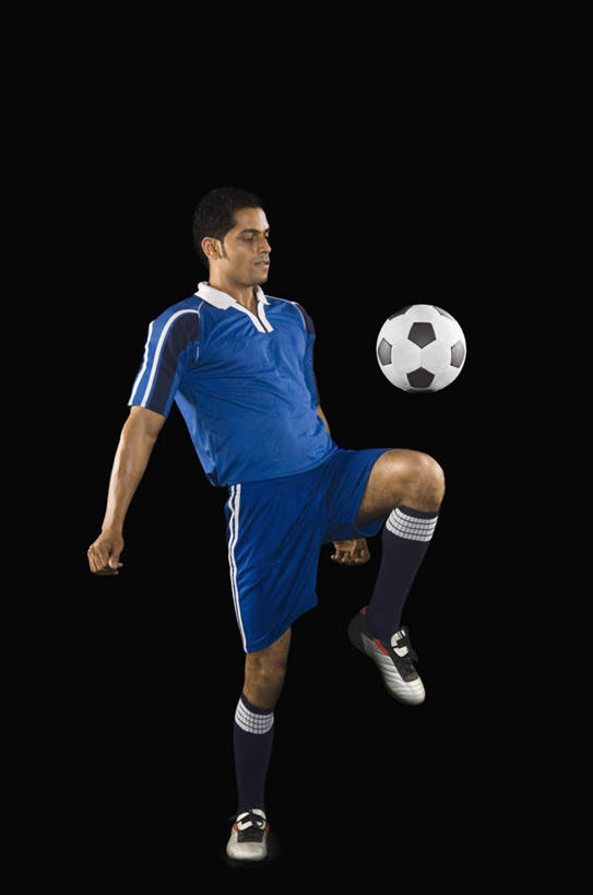 一个人,运动员,站,竖图,室内,白天,正面,运动服,足球,亚洲,仅一个男性,仅一个人,黑色背景,服装,颠球,足球装备,注视,运动器械,仅一个年轻男性,一个,衣服,蓝色,观察,看,站着,健身器械,摄影,服饰,影棚,单个,观看,察看,衣着,穿着,关注,健身器材,蹴鞠,衣饰,足球运动,男人,男性,年轻男性,亚洲人,印度人,体育运动员,运动选手,半身,彩图,影棚拍摄,拍摄,运动器材,运动装