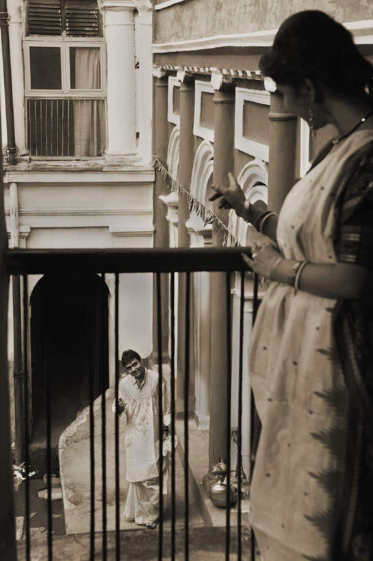 两个人,夫妻,家,栏杆,站,笑,微笑,露齿笑,竖图,黑白,室外,白天,侧面,爱情,窗户,落地窗,亚洲,服装,壶,柱子,房屋,屋子,围栏,浪漫,注视,休闲装,护栏,楼房,玻璃窗,住宅,水壶,衣服,茶壶,戒指,手链,观察,看,站着,休闲,休闲服,恩爱,恋人,服饰,观看,察看,指着,关注,男人,男性,年轻男性,年轻女性,女人,女性,亚洲人,印度人,情侣,抬头,仰头,半身,房子,伴侣