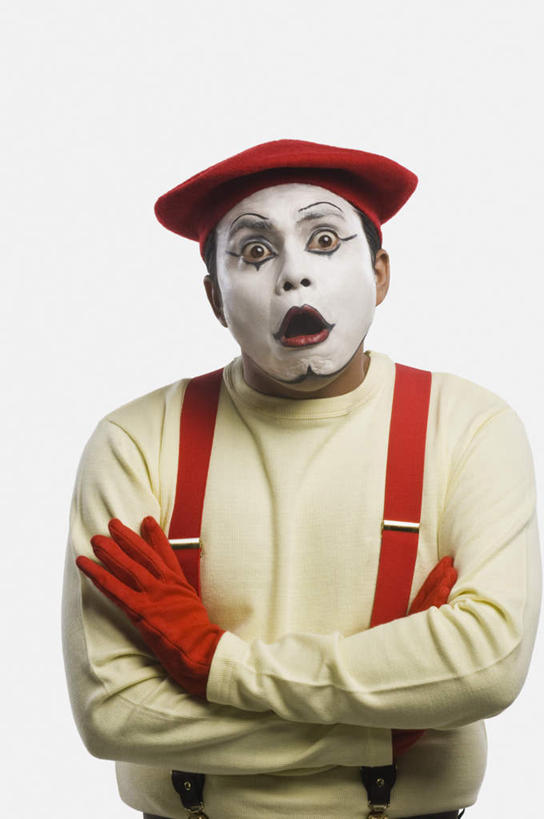 一个人,小丑,站,双手交叉,竖图,室内,白天,白色背景,正面,帽子,亚洲,仅一个男性,仅一个人,仅一个中年男性,注视,手套,观察,看,站着,张嘴,背带裤,摄影,影棚,观看,察看,双手抱胸,关注,张大嘴巴,男人,男性,中年男性,亚洲人,印度人,丑角,张开嘴,半身,彩图,影棚拍摄,拍摄