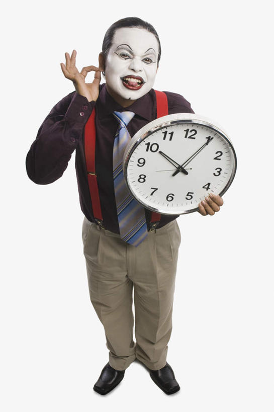 一个人,小丑,站,竖图,俯视,室内,白天,白色背景,满意,胜利,亚洲,仅一个男性,仅一个人,仅一个中年男性,握,时间,时钟,拿,拿着,注视,挂钟,观察,看,手势,站着,张嘴,背带裤,表,同意,ok手势,握着,摄影,影棚,观看,察看,关注,张大嘴巴,男人,男性,中年男性,亚洲人,印度人,丑角,钟,张开嘴,举手,彩图,高角度拍摄,全身,影棚拍摄,拍摄,同意手势