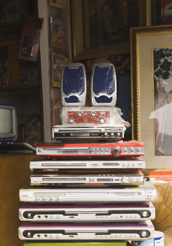 无人,商店,竖图,室外,特写,白天,正面,购物,消费,技术,数据,静物,一堆,堆叠,堆积,信息,光盘,光碟,音响,市场,存储介质,喇叭,货摊,商铺,零售,堆,碟片,存储,CD光盘,影碟机,DVD播放器,贩卖,CD唱片,CD光碟,市肆,商号,DVD播放机,DVD影碟机,光盘存储器,数字多功能光盘,装饰画,彩图,店铺