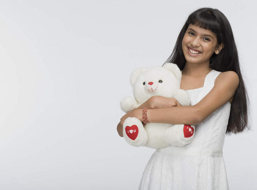 一个人,站,抱,笑,微笑,露齿笑,横图,室内,白天,白色背景,正面,玩具,亚洲,仅一个年轻女性,仅一个女性,仅一个人,服装,注视,休闲装,衣服,玩具熊,观察,看,站着,休闲,休闲服,摄影,服饰,布娃娃,影棚,抱着,观看,察看,搂着,关注,年轻女性,女人,女性,亚洲人,印度人,搂,搂抱,半身,彩图,影棚拍摄,拍摄