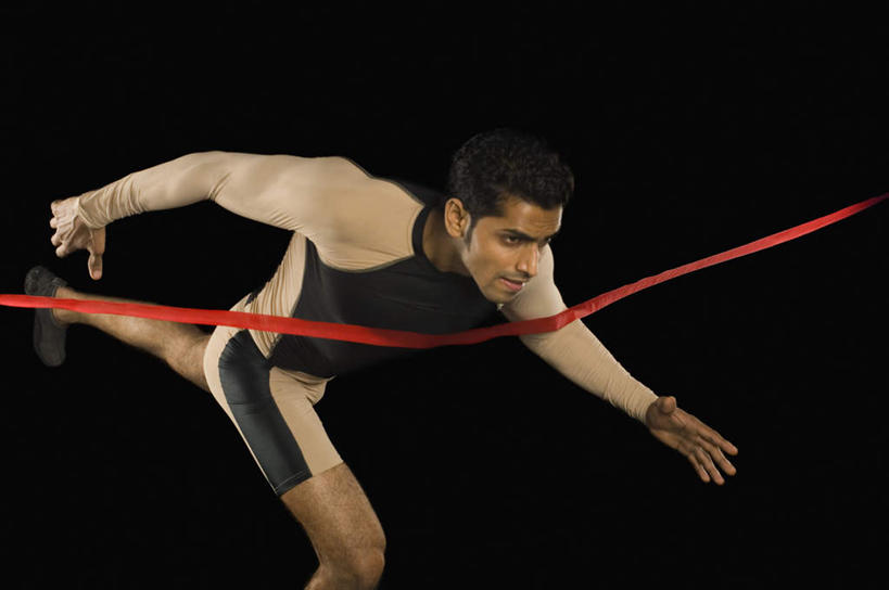 一个人,运动员,终点,跑,横图,室内,白天,正面,运动服,锻炼,运动,亚洲,仅一个男性,仅一个人,黑色背景,注视,仅一个年轻男性,观察,看,摄影,影棚,观看,察看,关注,体育,男人,男性,年轻男性,亚洲人,印度人,体育运动员,运动选手,跑步,半身,彩图,影棚拍摄,健身,尽头,目的地,拍摄,止境