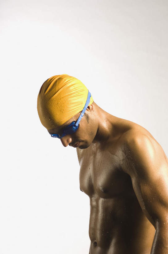 肌肉,健壮,一个人,运动员,站,竖图,室内,白天,白色背景,正面,亚洲,仅一个男性,仅一个人,泳帽,眼镜,泳镜,注视,裸露,仅一个年轻男性,游泳眼镜,低头,观察,看,站着,健康,活力,力量,摄影,影棚,观看,青春,察看,强壮,关注,裸,游泳运动员,男人,男性,年轻男性,亚洲人,印度人,体育运动员,运动选手,半身,彩图,影棚拍摄,拍摄