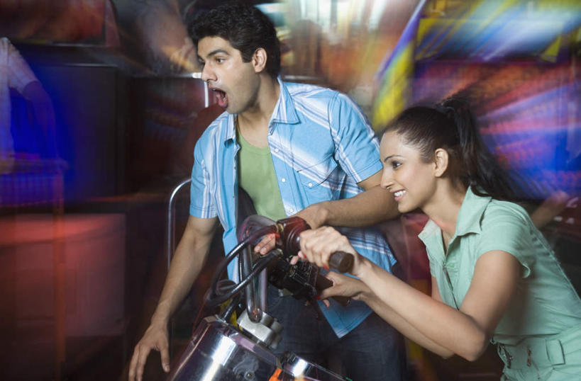 两个人,夫妻,站,坐,笑,微笑,露齿笑,横图,室内,白天,侧面,爱情,游戏,自行车,亚洲,握,服装,朦胧,模糊,浪漫,玩,注视,休闲装,娱乐,车,脚踏车,衣服,交通工具,观察,看,站着,休闲,休闲服,恩爱,握着,恋人,服饰,游戏机,观看,察看,关注,男人,男性,女人,女性,中年男性,中年女性,亚洲人,印度人,情侣,玩耍,嬉戏,坐着,半身,彩图,伴侣