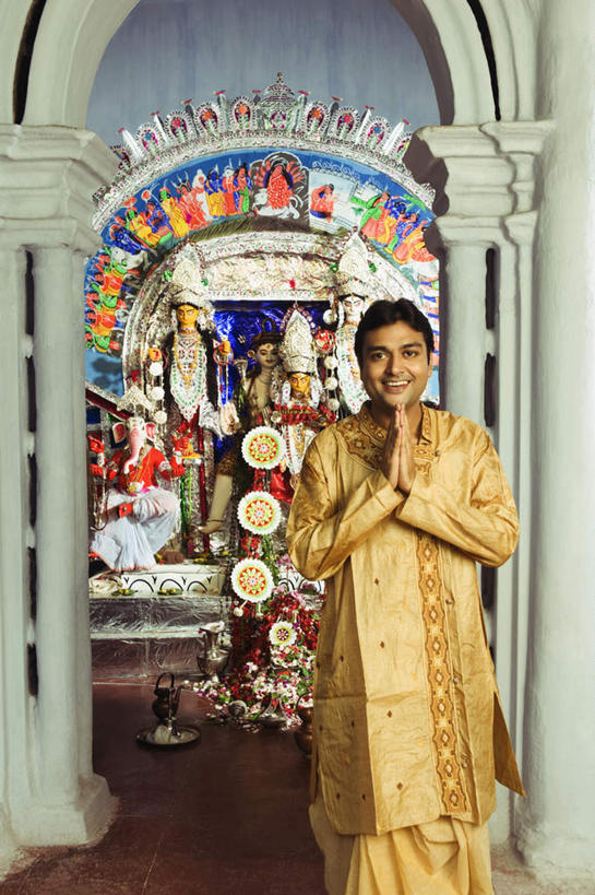 一个人,寺庙,站,笑,微笑,露齿笑,竖图,室内,白天,正面,民族服装,雕塑,亚洲,仅一个男性,仅一个人,仅一个中年男性,装饰,雕像,墙,墙壁,墙面,祈祷,站着,宗教,女神,宗教建筑,合掌,印度文化,男人,男性,中年男性,亚洲人,印度人,半身,彩图,传统服装,民俗服