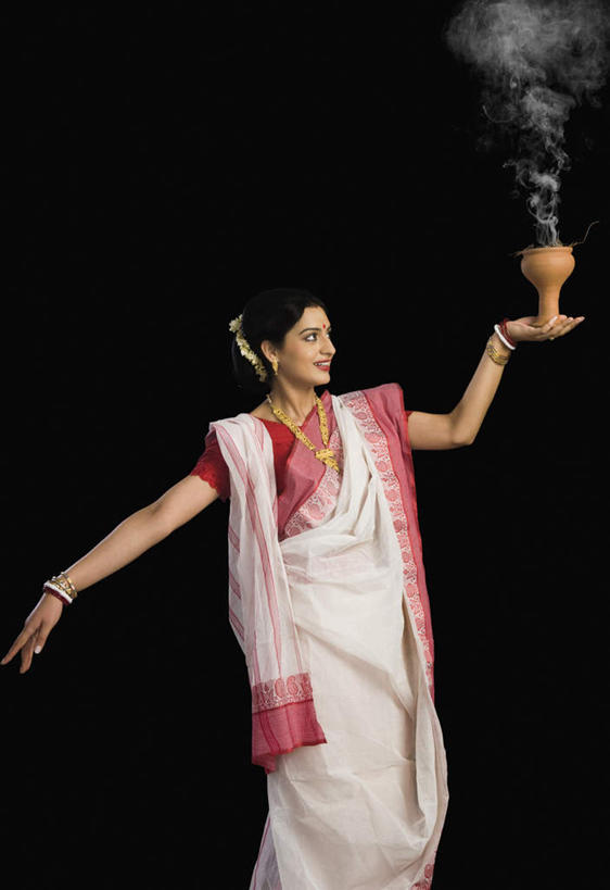 一个人,站,笑,微笑,露齿笑,竖图,室内,白天,白色背景,正面,民族服装,亚洲,仅一个女性,仅一个人,撑,烟雾,托腮,香,手链,首饰,托,站着,仅一个中年女性,烟,摄影,影棚,托下巴,纱丽,坛子,女人,女性,中年女性,亚洲人,印度人,半身,彩图,影棚拍摄,传统服装,民俗服,拍摄