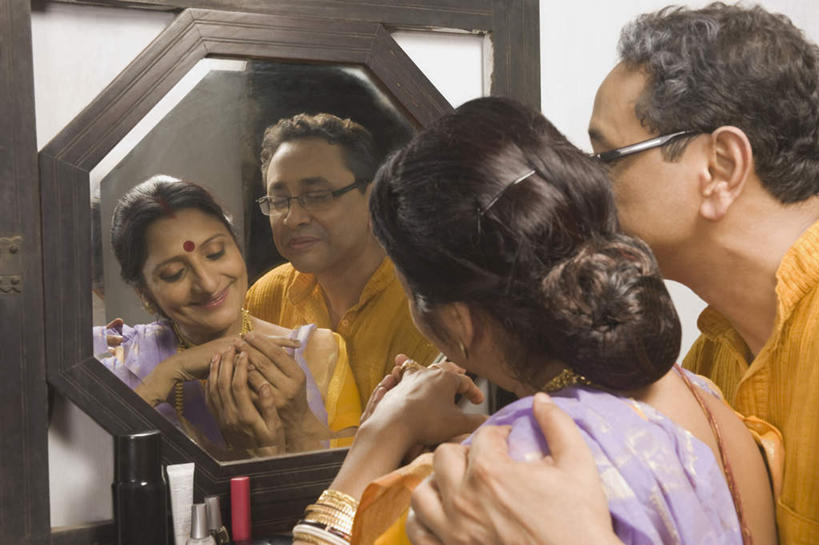 痣,两个人,夫妻,站,抱,笑,微笑,露齿笑,横图,室内,白天,民族服装,爱情,镜子,亚洲,许多,眼镜,墙,浪漫,注视,墙壁,墙面,背面,戒指,观察,看,祈福,站着,化妆瓶,恩爱,恋人,抱着,观看,察看,搂着,关注,近视眼镜,纱丽,吉祥痣,朱砂痣,避邪,消灾,迪勒格,男人,男性,女人,女性,中年男性,中年女性,亚洲人,印度人,情侣,搂,搂抱,半身,彩图,传统服装,民俗服,伴侣