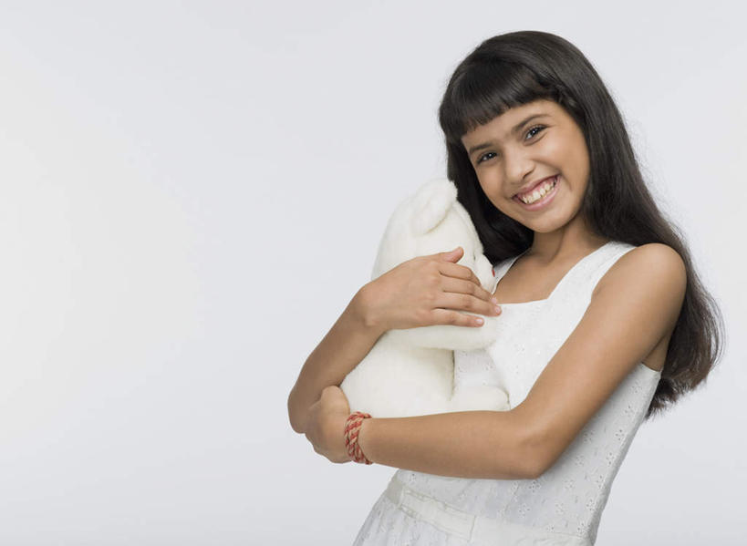 儿童,一个人,站,抱,笑,微笑,露齿笑,横图,室内,白天,白色背景,正面,游戏,纯洁,玩具,亚洲,仅一个女性,仅一个人,服装,玩,注视,休闲装,娱乐,小孩,衣服,玩具熊,观察,看,站着,仅一个小孩,休闲,休闲服,可爱,童年,童趣,益智,摄影,服饰,布娃娃,影棚,抱着,观看,活动,察看,搂着,发泄,关注,消遣,智力,童真,烂漫,无邪,宣泄,天真,女孩,女人,女性,亚洲人,印度人,孩子,搂,搂抱,玩耍,嬉戏,半身,彩图,影棚拍摄,拍摄,女生