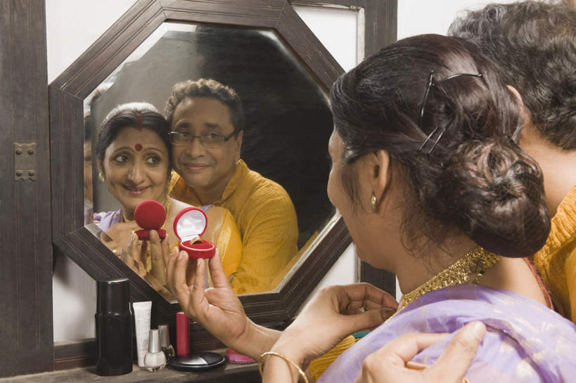 两个人,夫妻,站,抱,笑,微笑,露齿笑,横图,室内,白天,民族服装,爱情,镜子,亚洲,许多,眼镜,墙,浪漫,墙壁,墙面,盒子,背面,戒指,站着,化妆瓶,恩爱,恋人,抱着,搂着,近视眼镜,纱丽,男人,男性,女人,女性,中年男性,中年女性,亚洲人,印度人,情侣,搂,搂抱,半身,彩图,传统服装,民俗服,伴侣