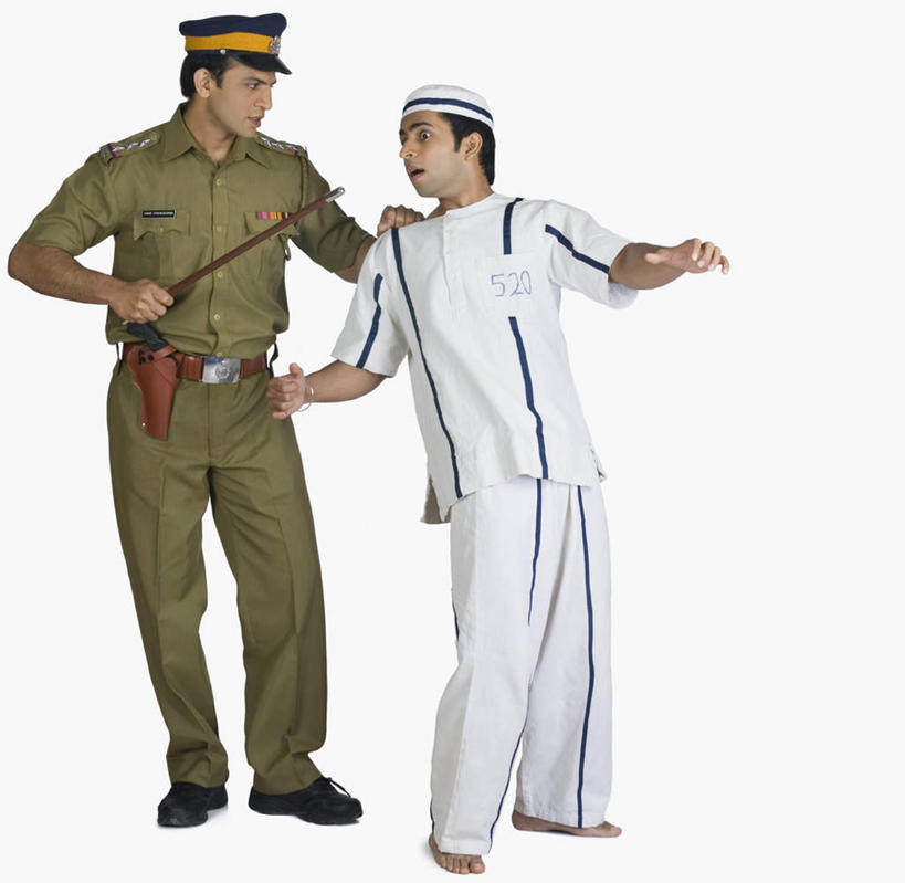 东方人,两个人,警察,警卫,站,伸展双臂,说,横图,室内,白天,白色背景,正面,工作服,制服,竞争,亚洲,对抗,冲突,枪支,拿,拿着,注视,破坏,一个,观察,看,站着,武器,战争,摄影,手枪,影棚,单个,观看,损坏,察看,攻击,威胁,对立,关注,矛盾,兵器,防御,枪械,弹夹,敌对,挫败,斗争,抗拒,抗衡,杀伤,威慑,工作制服,教棒,子弹夹,交流,危险,男人,男性,年轻男性,亚洲人,印度人,保安,警卫员,看守,卫兵,敞开双臂,沟通,讲话,交谈,伸开双臂,说话,谈话,展开双肩,张开手臂,张开双臂,彩图,全身,影棚拍摄,工作套服,拍摄