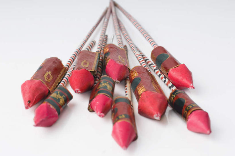 无人,横图,俯视,室内,特写,白天,白色背景,一堆,许多,阴影,堆叠,堆积,反射,影子,红色,摄影,影棚,堆,爆仗,爆竹,彩图,高角度拍摄,影棚拍摄,拍摄