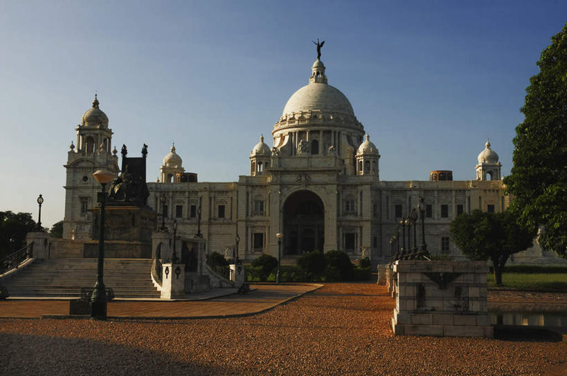 无人,横图,室外,白天,正面,旅游,度假,名胜古迹,植物,标志建筑,地标,建筑,路灯,照明,印度,亚洲,遗迹,堡垒,城堡,灯光,古迹,文物,娱乐,建设,古建筑,灯,树,树木,蓝色,绿色,蓝天,天空,自然,天,享受,休闲,旅游胜地,放松,生长,晴朗,成长,照亮,照明设备,要塞,南亚,古文明,万里无云,首府,印度共和国,加尔各答,设防,西孟加拉邦,晴空,晴空万里,彩图