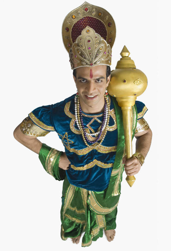 一个人,站,方图,俯视,室内,白天,白色背景,民族服装,亚洲,仅一个男性,仅一个人,握,拿,拿着,注视,手叉腰,仅一个年轻男性,叉腰,观察,看,站着,握着,摄影,影棚,观看,察看,权利,象征,关注,法杖,地位,权杖,权势,权位,男人,男性,年轻男性,亚洲人,印度人,站立,彩图,高角度拍摄,全身,影棚拍摄,传统服装,民俗服,拍摄