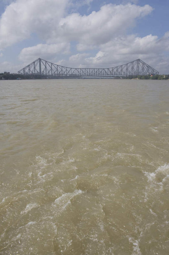 无人,竖图,室外,白天,正面,旅游,度假,河流,水,标志建筑,大桥,地标,建筑,立交桥,桥梁,印度,亚洲,河水,水流,云,云朵,高架,建筑群,斜拉桥,桥,云彩,娱乐,建设,蓝色,白云,蓝天,天空,天,享受,休闲,放松,晴朗,南亚,首府,印度共和国,加尔各答,西孟加拉邦,晴空,彩图