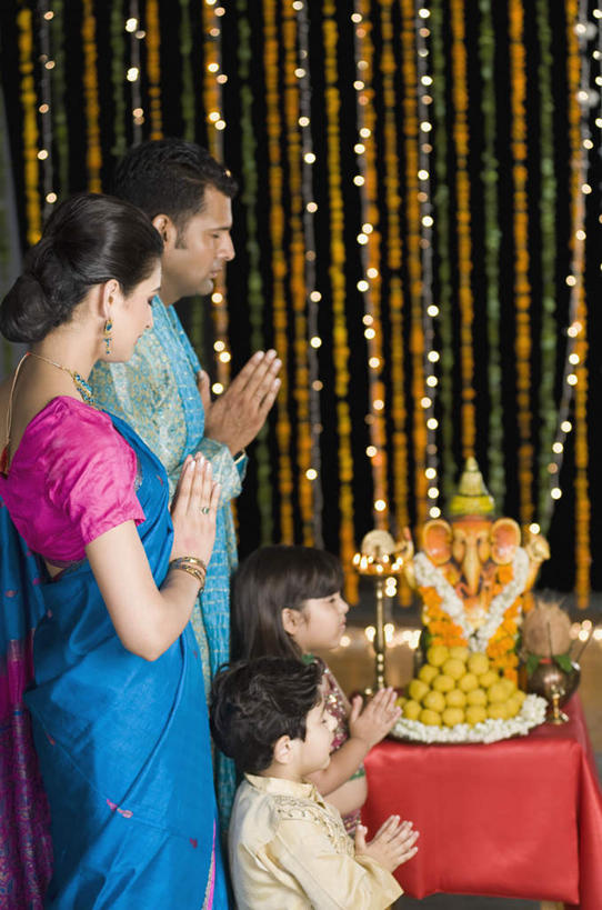 儿童,四个人,家庭,夫妻,母亲,父亲,女儿,儿子,站,闭眼,竖图,室内,白天,侧面,民族服装,爱情,纯洁,项链,雕塑,亚洲,艺术,装饰,雕刻,雕像,佛像,浪漫,祝福,装饰品,虔诚,小孩,耳环,饰品,首饰,工艺品,祈祷,双手合十,站着,温暖,温馨,父女,父子,母女,母子,一家人,恩爱,父爱,可爱,母爱,童年,童趣,恋人,服饰,纪念,飘逸,美术,戴着,和睦,庄重,主题,感谢,追求,合掌,陈列,童真,烂漫,无邪,纱丽,合十礼,合掌礼,合十,莲华合掌,感恩,功能,美学,雅致,耳饰,纱丽服,清婉,妍丽,天真,男孩,男人,男性,年轻男性,年轻女性,女孩,女人,女性,亚洲人,印度人,孩子,年轻人,夫妇,情侣,闭眼睛,闭着眼,闭着眼睛,站立,半身,彩图,传统服装,民俗服,伴侣,融洽,男生,女生,奢华