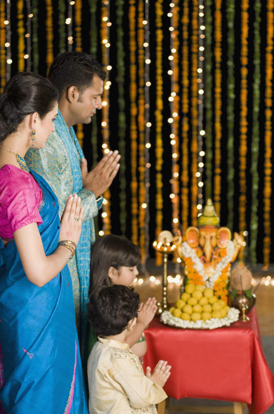 儿童,四个人,家庭,夫妻,母亲,父亲,女儿,儿子,站,闭眼,竖图,室内,白天,侧面,民族服装,爱情,纯洁,项链,雕塑,亚洲,艺术,装饰,雕刻,雕像,佛像,浪漫,祝福,装饰品,虔诚,小孩,耳环,饰品,首饰,工艺品,祈祷,双手合十,站着,温暖,温馨,父女,父子,母女,母子,一家人,恩爱,父爱,可爱,母爱,童年,童趣,恋人,服饰,纪念,飘逸,美术,戴着,和睦,庄重,主题,感谢,追求,合掌,陈列,童真,烂漫,无邪,纱丽,合十礼,合掌礼,合十,莲华合掌,感恩,功能,美学,雅致,耳饰,纱丽服,清婉,妍丽,天真,男孩,男人,男性,年轻男性,年轻女性,女孩,女人,女性,亚洲人,印度人,孩子,年轻人,夫妇,情侣,闭眼睛,闭着眼,闭着眼睛,站立,半身,彩图,传统服装,民俗服,伴侣,融洽,男生,女生,奢华