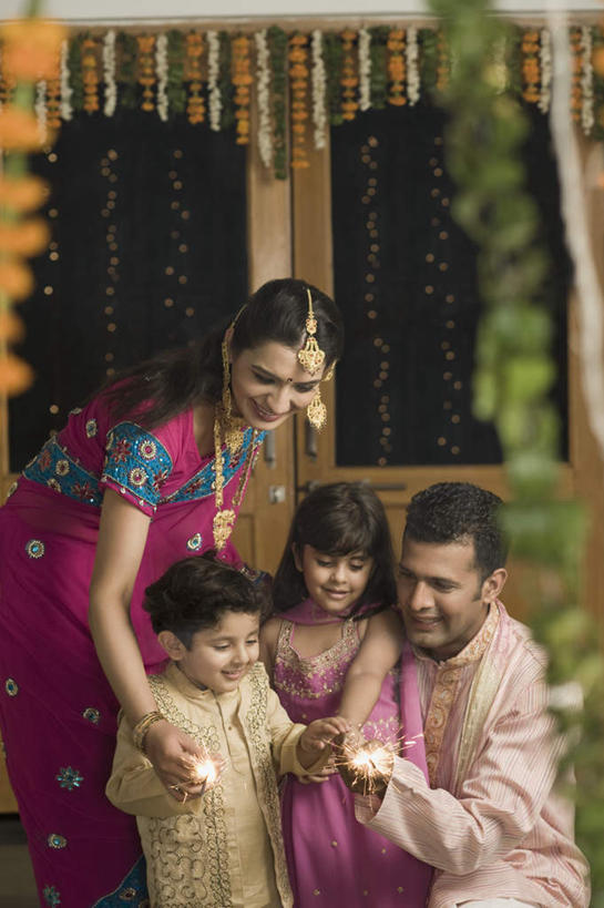 儿童,痣,四个人,家庭,夫妻,母亲,父亲,女儿,儿子,站,蹲,笑,微笑,露齿笑,竖图,室内,白天,正面,民族服装,爱情,纯洁,项链,亚洲,浪漫,拿,拿着,注视,装饰品,小孩,耳环,饰品,手链,首饰,观察,看,祈福,站着,温暖,温馨,父女,父子,母女,母子,一家人,恩爱,父爱,可爱,母爱,童年,童趣,恋人,服饰,手镯,观看,飘逸,烟火棒,戴着,和睦,察看,庄重,关注,追求,镯子,童真,烂漫,无邪,纱丽,吉祥痣,朱砂痣,雅致,避邪,耳饰,消灾,纱丽服,清婉,妍丽,迪勒格,天真,男孩,男人,男性,年轻男性,年轻女性,女孩,女人,女性,亚洲人,印度人,孩子,年轻人,夫妇,情侣,蹲着,站立,半身,彩图,传统服装,民俗服,伴侣,融洽,男生,女生,奢华