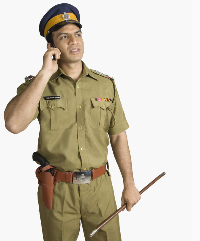 一个人,交警,站,打电话,竖图,室内,白天,正面,工作服,制服,电话,手机,亚洲,仅一个男性,仅一个人,指挥棒,拿,拿着,注视,通讯设备,仅一个年轻男性,观察,看,站着,观看,察看,关注,工作制服,交流,男人,男性,年轻男性,亚洲人,印度人,交通管理员,交通警察,沟通,抬头,通话,仰头,站立,半身,彩图,工作套服