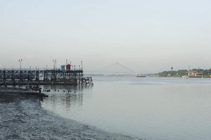 无人,码头,横图,室外,白天,正面,度假,河流,美景,沙滩,水,城市风光,城市,港口,印度,亚洲,阴影,光线,木板,沙子,影子,河岸,河水,河滩,景观,水流,桥,木桥,沙地,娱乐,栈桥,蓝色,蓝天,天空,阳光,天,享受,休闲,景色,放松,晴朗,人行桥,木板桥,南亚,万里无云,首府,印度共和国,加尔各答,西孟加拉邦,晴空,晴空万里,彩图,摆渡口,埠头,渡口,渡头,港湾,海港,货运码头,口岸,商港