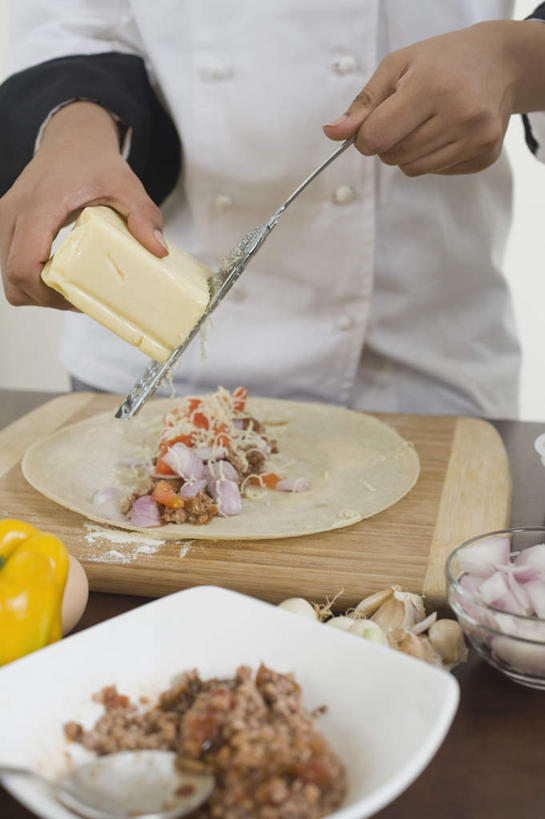 奶酪,一个人,厨师,站,竖图,室内,白天,正面,厨房,辣椒,蔬菜,蒜,餐具,金属制品,亚洲,仅一个男性,仅一个人,握,新鲜,金属,碟子,工具,盘,刨丝器,勺子,干酪,起司,食品,案板,刀具,芝士,营养,拿,蒜头,拿着,注视,砧板,食物,仅一个年轻男性,盘子,调羹,碟,汤匙,刀,观察,看,站着,乳酪,握着,有机食品,绿色食品,观看,察看,乳制品,关注,发酵,彩椒,乳酪磨碎器,辣角,红海椒,大椒,辣虎,广椒,胡蒜,男人,男性,年轻男性,亚洲人,印度人,厨师长,厨子,大厨,主厨,甜椒,柿子椒,辣子,海椒,番椒,灯笼椒,大蒜,站立,半身,彩图,灶间,奶酪刨丝器