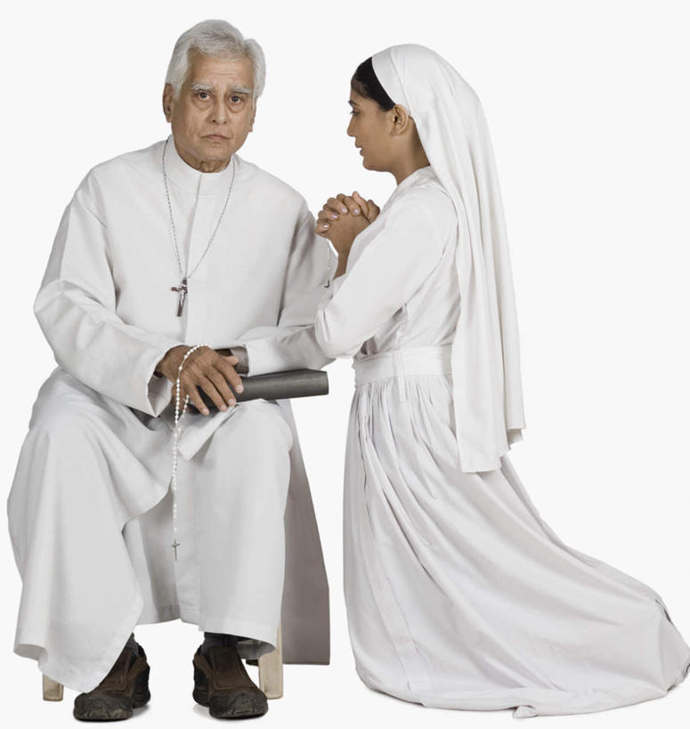 两个人,牧师,传教士,站,坐,摸,双手交叉,竖图,室内,白天,白色背景,正面,书籍,亚洲,抚摸,十字架,头巾,注视,观察,看,祈祷,站着,摄影,影棚,观看,察看,关注,男人,男性,年轻女性,女人,女性,中年男性,亚洲人,印度人,书,图书,传道者,祭司,教士,神甫,神父,触摸,接触,十字手,站立,坐着,彩图,全身,影棚拍摄,拍摄