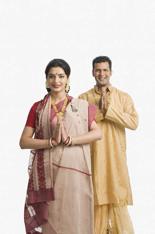 痣,两个人,家庭,夫妻,站,笑,微笑,露齿笑,竖图,室内,白天,白色背景,正面,民族服装,爱情,项链,亚洲,浪漫,祝福,注视,装饰品,虔诚,耳环,饰品,首饰,观察,看,祈祷,祈福,双手合十,站着,温暖,温馨,一家人,恩爱,恋人,摄影,服饰,手镯,影棚,观看,飘逸,和睦,察看,庄重,关注,感谢,追求,合掌,纱丽,吉祥痣,朱砂痣,合十礼,合掌礼,合十,莲华合掌,感恩,雅致,避邪,耳饰,消灾,纱丽服,清婉,妍丽,迪勒格,男人,男性,年轻男性,年轻女性,女人,女性,亚洲人,印度人,年轻人,夫妇,情侣,站立,半身,彩图,影棚拍摄,传统服装,民俗服,拍摄,伴侣,融洽,奢华