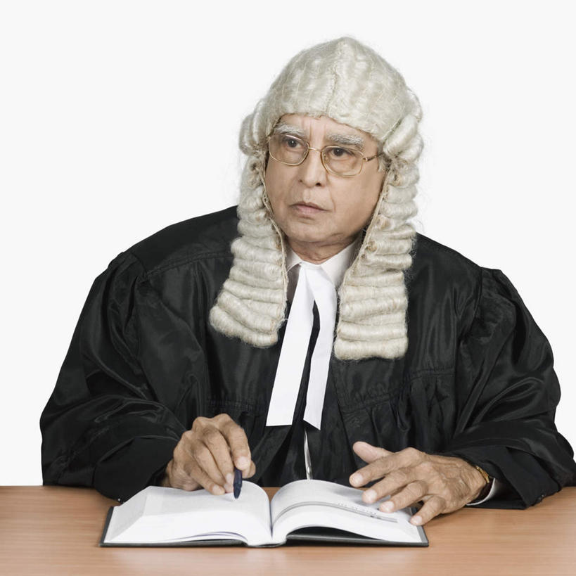 一个人,法官,坐,笑,微笑,露齿笑,横图,室内,白天,正面,桌子,书籍,亚洲,仅一个男性,仅一个人,握,服装,笔,假发,眼镜,办公桌,办公用品,拿,拿着,注视,水笔,文具,仅一个年轻男性,衣服,学习用品,观察,看,握着,服饰,观看,文具用品,察看,衣着,穿着,关注,近视眼镜,衣饰,男人,男性,年轻男性,亚洲人,印度人,书,图书,坐着,半身,彩图,判事,推事