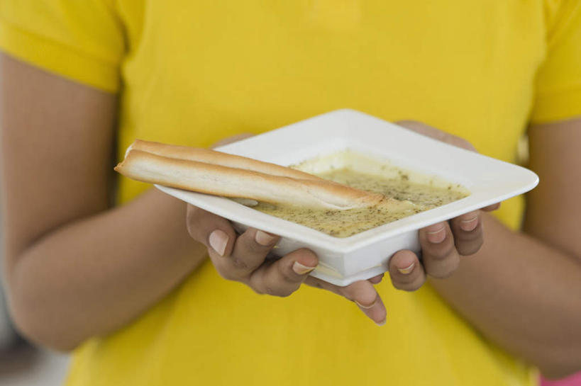 点心,面包,咖哩,手,一个人,站,捧,横图,俯视,室内,特写,白天,烹饪,餐具,亚洲,双手,仅一个年轻女性,仅一个女性,仅一个人,握,服装,朦胧,模糊,碟子,盘,调料,料理,食品,面点,调味品,拿,调味料,拿着,咖喱,菜肴,美食,食物,糕点,衣服,黄色,盘子,碟,站着,手部,握着,服饰,佳肴,衣着,穿着,衣饰,年轻女性,女人,女性,亚洲人,印度人,端,端着,捧着,手捧,站立,半身,彩图,高角度拍摄