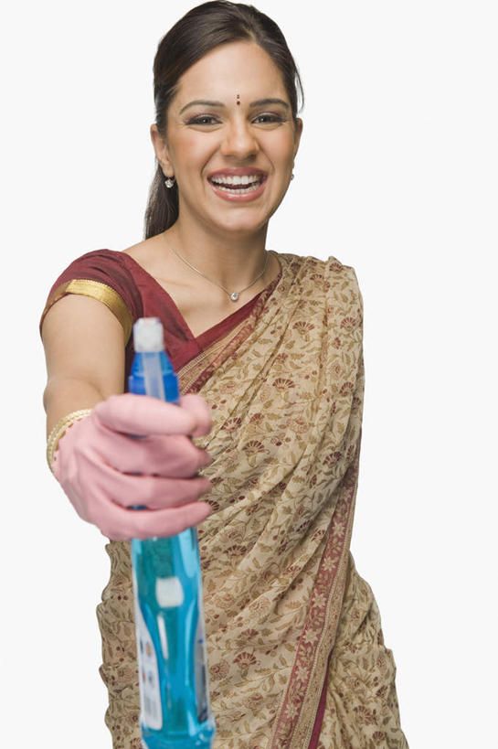 一个人,站,笑,微笑,露齿笑,竖图,室内,白天,白色背景,正面,民族服装,亚洲,仅一个年轻女性,仅一个女性,仅一个人,握,服装,拿,拿着,注视,衣服,手套,观察,看,站着,握着,摄影,服饰,影棚,观看,飘逸,察看,衣着,庄重,穿着,关注,追求,纱丽,雅致,衣饰,纱丽服,清婉,妍丽,洗涤剂,年轻女性,女人,女性,亚洲人,印度人,站立,半身,彩图,影棚拍摄,传统服装,民俗服,拍摄,奢华