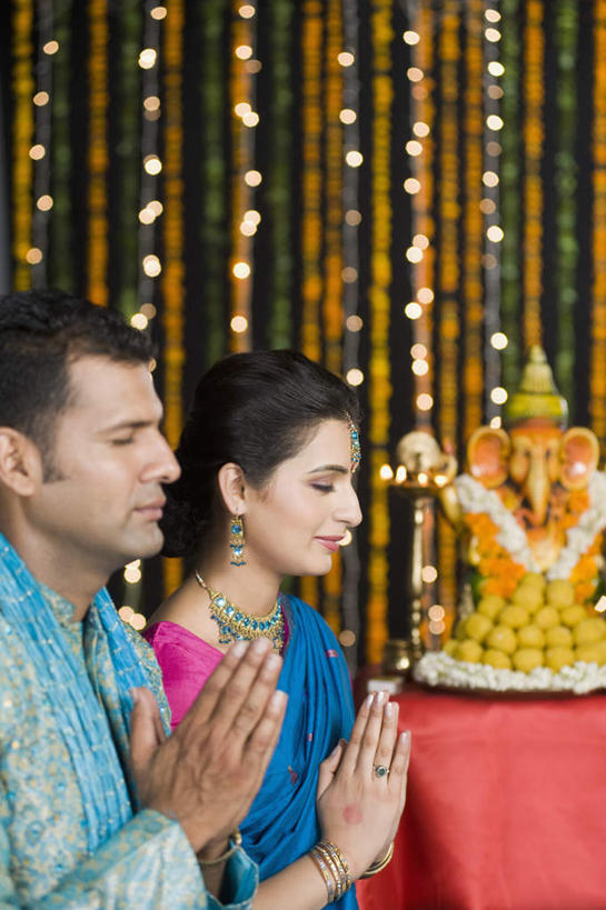 一个人,闭眼,笑,微笑,露齿笑,竖图,室内,白天,侧面,雕塑,亚洲,仅一个年轻女性,仅一个女性,仅一个人,跪拜,服装,节日,艺术,装饰,雕刻,雕像,祝福,文化,虔诚,衣服,工艺品,祈祷,双手合十,健康,许愿,宗教,服饰,信仰,纪念,祈求,美术,衣着,穿着,主题,感谢,合掌,陈列,合十礼,合掌礼,合十,莲华合掌,感恩,功能,美学,衣饰,平安,年轻女性,女人,女性,亚洲人,印度人,闭眼睛,闭着眼,闭着眼睛,半身,彩图