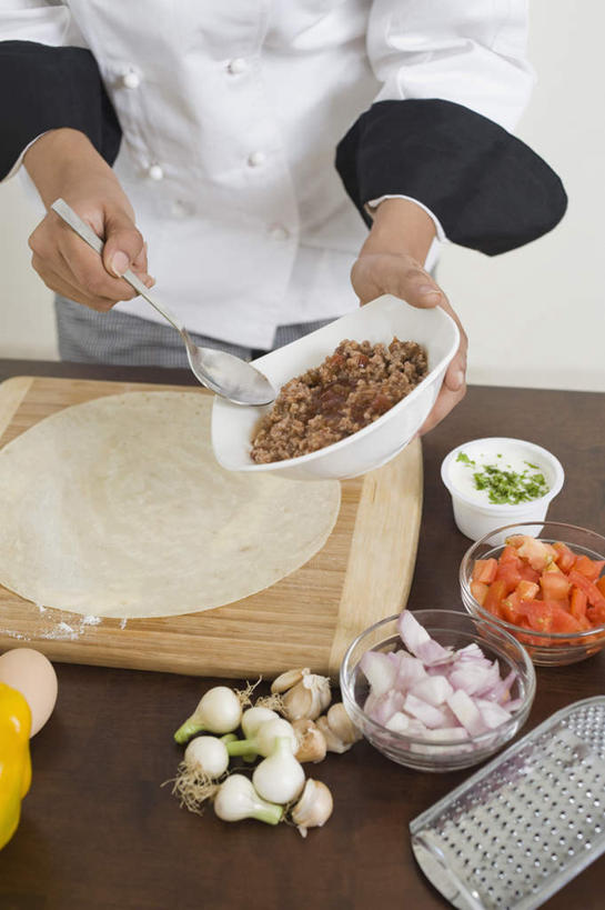 一个人,厨师,竖图,俯视,室内,白天,厨房,蔬菜,蒜,洋葱,餐具,亚洲,仅一个年轻女性,仅一个女性,仅一个人,服装,新鲜,勺子,面饼,食品,蒜头,肉酱,砧板,食物,衣服,调羹,汤匙,服饰,有机食品,绿色食品,衣着,穿着,玉葱,衣饰,胡蒜,年轻女性,女人,女性,亚洲人,印度人,厨师长,厨子,大厨,主厨,进餐用具,烹调用具,圆葱,洋葱头,球葱,大蒜,葱头,半身,彩图,高角度拍摄,灶间