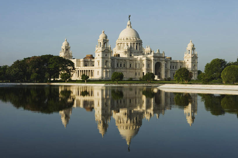 无人,博物馆,家,横图,室外,白天,正面,旅游,度假,草地,草坪,植物,标志建筑,地标,建筑,印度,亚洲,阴影,波纹,研究,光线,影子,房屋,屋子,池塘,水池,公寓,涟漪,教育,娱乐,建设,洋房,楼房,住宅,草,树,树木,蓝色,绿色,倒影,蓝天,水纹,天空,阳光,自然,波浪,天,享受,休闲,旅游胜地,放松,生长,晴朗,成长,展览,倒映,欣赏,南亚,陈列,万里无云,首府,印度共和国,水晕,反照,加尔各答,典藏,西孟加拉邦,维多利亚纪念堂,晴空,晴空万里,彩图,房子