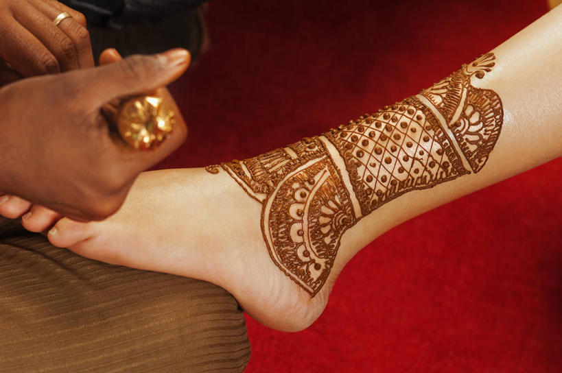 手,腿部,脚,脚趾,脚后跟,脚背,踝,腿,两个人,新娘,伙伴,朋友,横图,室内,特写,白天,侧面,爱情,婚礼,时尚,快乐,友谊,机器,金属制品,亚洲,双手,握,庆祝,艺术,金属,彩绘,工具,器材,结婚,浪漫,拿,拿着,文化,纹身,画,装饰品,戒指,饰品,首饰,喜庆,手部,机械,恩爱,个性,握着,信仰,纪念,信物,权利,刺青,追求,想象,人体彩绘,文身,勇气,崇拜,张扬,美观,手饰,纹身彩绘,友情,年轻女性,女人,女性,亚洲人,印度人,脚底,半身,彩图,高兴,纹身枪