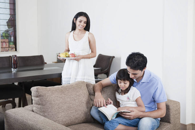 儿童,三个人,家庭,夫妻,母亲,父亲,女儿,客厅,站,坐,抱,笑,微笑,露齿笑,横图,室内,白天,正面,裙子,爱情,看书,阅读,纯洁,餐桌,沙发,桌子,餐具,书籍,水果,椅子,亚洲,握,学习,指,连衣裙,服装,裤子,碟子,盘,木椅,墙,瓜果,浪漫,拿,拿着,注视,指点,牛仔裤,休闲装,墙壁,墙面,小孩,衣服,盘子,书本,碟,观察,看,站着,休闲,温暖,温馨,父女,母女,三口之家,一家人,休闲服,恩爱,父爱,可爱,母爱,童年,童趣,读书,浏览,握着,恋人,服饰,餐台,抱着,观看,和睦,察看,起居室,搂着,指向,关注,布艺沙发,童真,烂漫,无邪,客堂,天真,男人,男性,年轻男性,年轻女性,女孩,女人,女性,亚洲人,印度人,孩子,年轻人,夫妇,情侣,书,图书,怀抱,搂,搂抱,相抱,拥抱,站立,坐着,半身,彩图,伴侣,融洽,女生