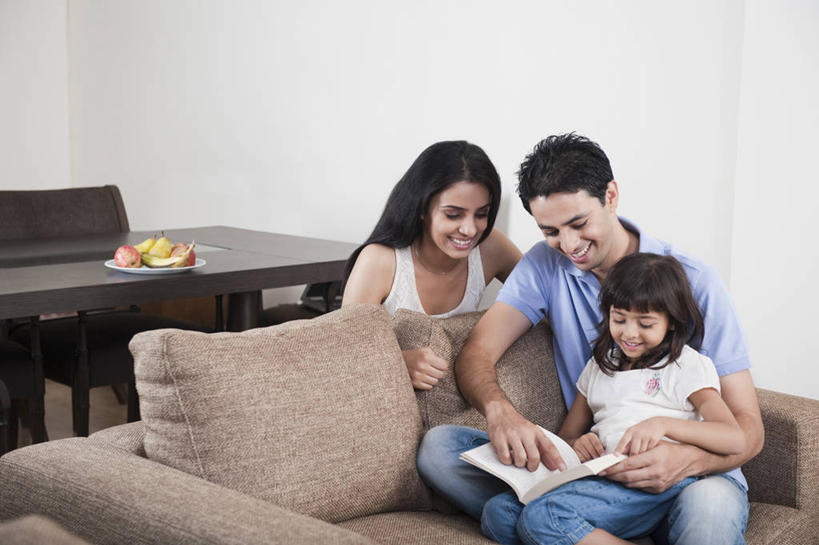 儿童,三个人,家庭,夫妻,母亲,父亲,女儿,客厅,坐,抱,笑,微笑,露齿笑,横图,室内,白天,正面,裙子,爱情,看书,阅读,纯洁,餐桌,沙发,桌子,餐具,书籍,水果,椅子,亚洲,握,学习,指,连衣裙,服装,裤子,碟子,盘,木椅,墙,瓜果,浪漫,拿,拿着,注视,指点,牛仔裤,休闲装,墙壁,墙面,小孩,衣服,盘子,书本,碟,观察,看,休闲,温暖,温馨,父女,母女,三口之家,一家人,休闲服,恩爱,父爱,可爱,母爱,童年,童趣,读书,浏览,握着,恋人,服饰,餐台,抱着,观看,和睦,察看,起居室,搂着,指向,关注,布艺沙发,童真,烂漫,无邪,客堂,天真,男人,男性,年轻男性,年轻女性,女孩,女人,女性,亚洲人,印度人,孩子,年轻人,夫妇,情侣,书,图书,怀抱,搂,搂抱,相抱,拥抱,坐着,半身,彩图,伴侣,融洽,女生