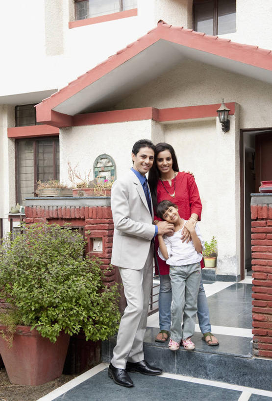 儿童,三个人,家庭,夫妻,母亲,父亲,女儿,商务人士,商务男性,家,站,抱,笑,微笑,露齿笑,竖图,室外,白天,正面,衬衫,西装,爱情,纯洁,草地,植物,别墅,门,亚洲,套装,服装,正装,大门,房屋,屋子,公寓,领带,浪漫,注视,休闲装,职业装,洋房,楼房,住宅,草,小孩,衣服,绿色,门框,观察,看,站着,休闲,温暖,温馨,父女,母女,三口之家,一家人,休闲服,恩爱,父爱,可爱,母爱,童年,童趣,恋人,服饰,抱着,观看,和睦,察看,搂着,关注,前门,商务装,工薪阶层,童真,宅院,烂漫,无邪,天真,男人,男性,年轻男性,年轻女性,女孩,女人,女性,亚洲人,印度人,孩子,年轻人,夫妇,情侣,白领,上班族,怀抱,搂,搂抱,相抱,拥抱,站立,彩图,全身,衬衣,房子,宅门,伴侣,融洽,女生