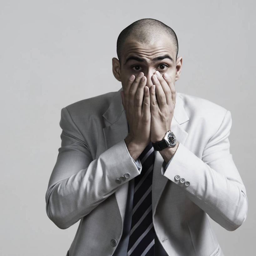 一个人,商务人士,商务男性,双手交叉,方图,室内,白天,正面,衬衫,亚洲,仅一个男性,仅一个人,灰色背景,套装,时间,时钟,手表,领带,计时,注视,仅一个年轻男性,钟表,观察,看,表,遮,遮掩,摄影,影棚,观看,吃惊,受惊,腕表,察看,掩盖,遮挡,象征,庄重,关注,商务装,身份,工薪阶层,遮盖,正式,地位,掩饰,男人,男性,年轻男性,亚洲人,印度人,白领,上班族,钟,十字手,半身,彩图,影棚拍摄,衬衣,拍摄