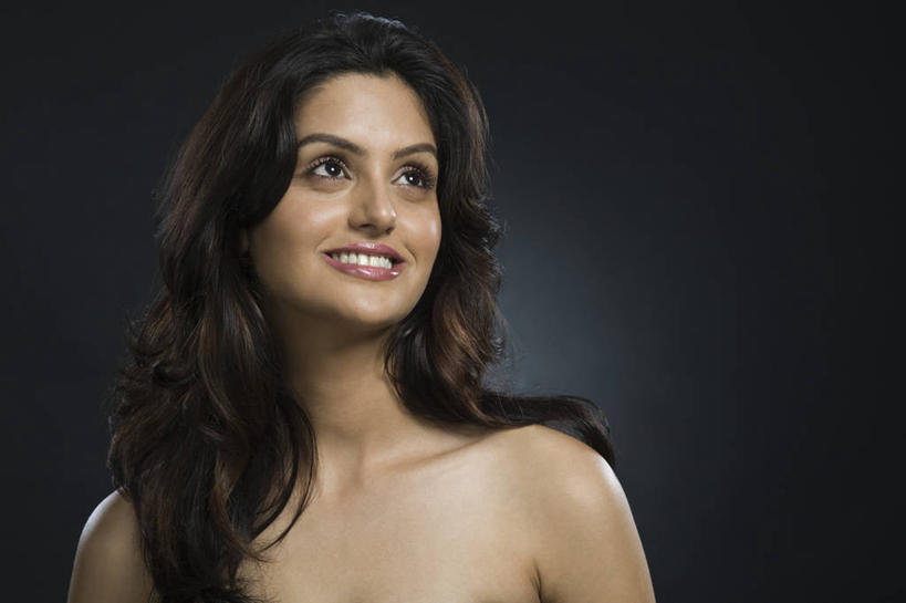 脸,头,脸颊,脖子,头发,一个人,笑,微笑,露齿笑,横图,室内,特写,白天,正面,亚洲,仅一个年轻女性,仅一个女性,仅一个人,黑色背景,卷曲,棕色,注视,裸露,肩膀,观察,看,摄影,影棚,观看,察看,关注,裸,昂首,年轻女性,女人,女性,亚洲人,印度人,头部,长发,脖,颈,颈部,脸部,脸蛋,面部,抬头,仰头,半身,彩图,影棚拍摄,拍摄