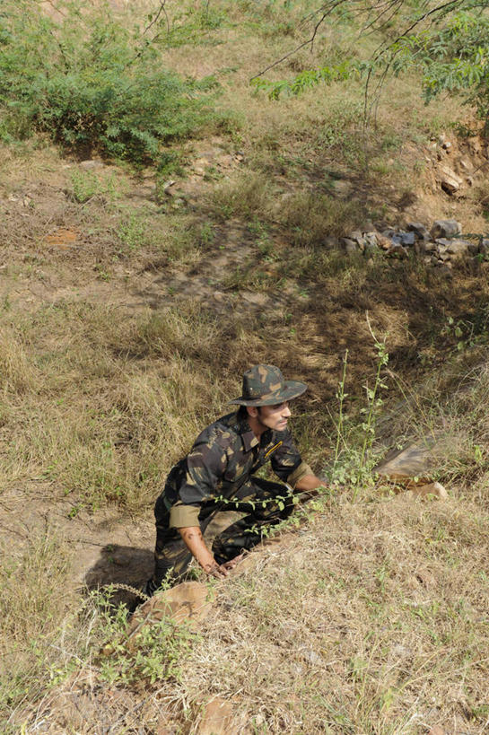 一个人,蹲,竖图,俯视,室外,白天,植物,帽子,亚洲,仅一个男性,仅一个人,躲藏,阴影,枯萎,光线,影子,枯草,注视,草,仅一个年轻男性,黄色,绿色,阳光,遮阳帽,观察,看,观看,察看,隐藏,关注,迷彩服,军服,潜藏,伪装服,野战服,作战服,男人,男性,年轻男性,亚洲人,印度人,蹲着,彩图,高角度拍摄,全身