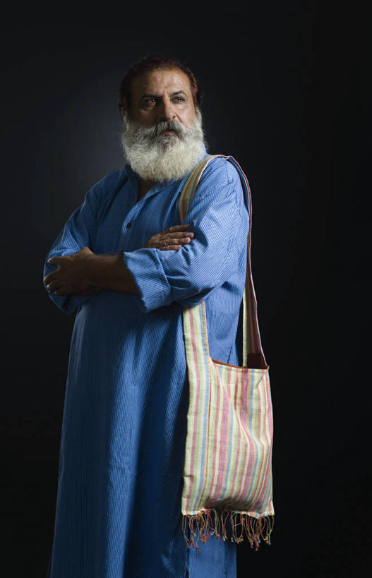 胡须,一个人,站,双手交叉,竖图,室内,白天,正面,民族服装,亚洲,仅一个男性,仅一个人,阴影,黑色背景,反射,包,影子,注视,观察,看,站着,仅一个老年男性,摄影,影棚,观看,单肩包,察看,双手抱胸,关注,斜挎包,老年男性,男人,男性,亚洲人,印度人,胡子,络腮胡,站立,半身,彩图,影棚拍摄,传统服装,民俗服,拍摄