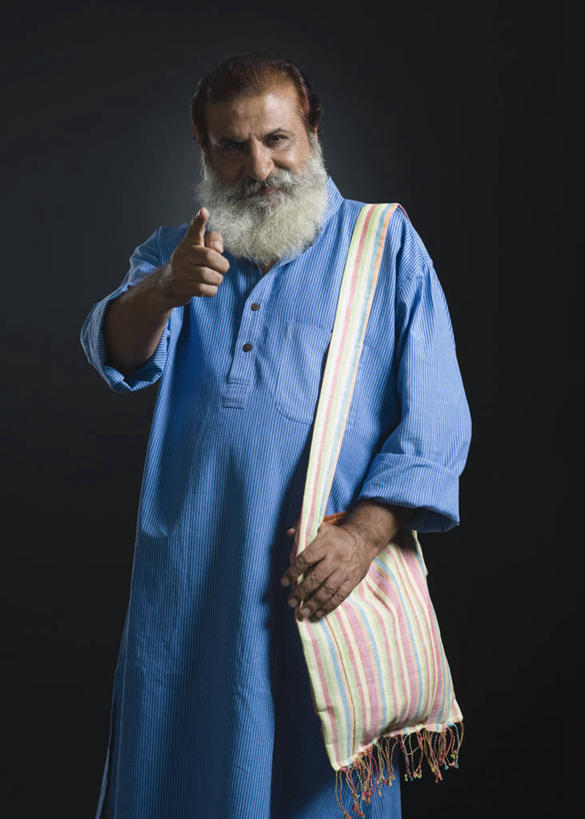 胡须,一个人,站,竖图,室内,白天,正面,民族服装,亚洲,仅一个男性,仅一个人,指,阴影,黑色背景,反射,包,影子,注视,指点,观察,看,站着,仅一个老年男性,摄影,影棚,观看,单肩包,察看,指向,关注,斜挎包,老年男性,男人,男性,亚洲人,印度人,胡子,络腮胡,站立,半身,彩图,影棚拍摄,传统服装,民俗服,拍摄